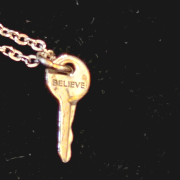 Mini Key Necklace 9-inch chain THE GIVING KEYS NECKLACE - Picture 10 of 10
